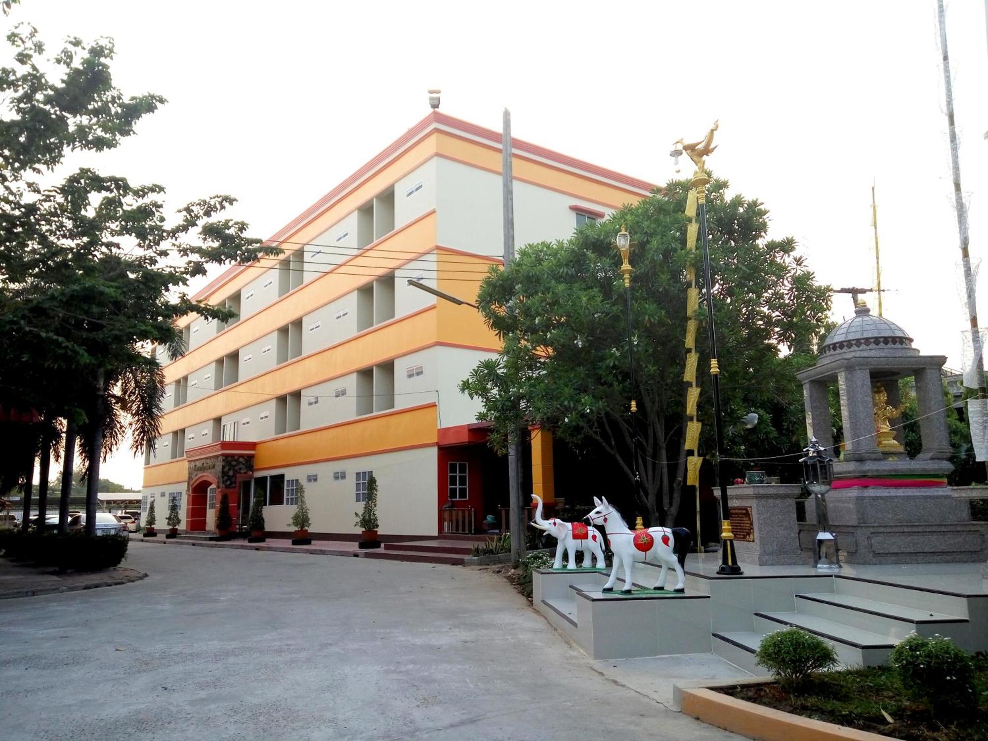 Central Park Hotel Sing Buri Exteriér fotografie